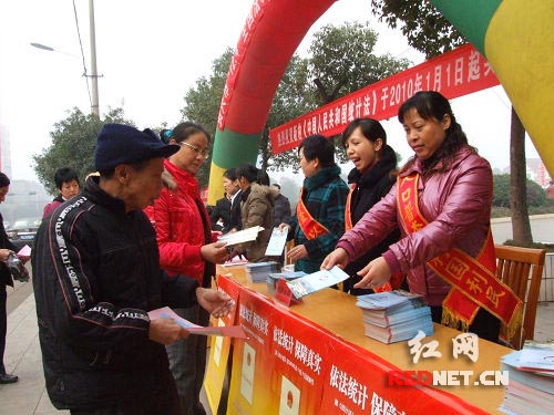 資興舉辦法治宣傳咨詢活動，聚焦因私出入境中介服務規范